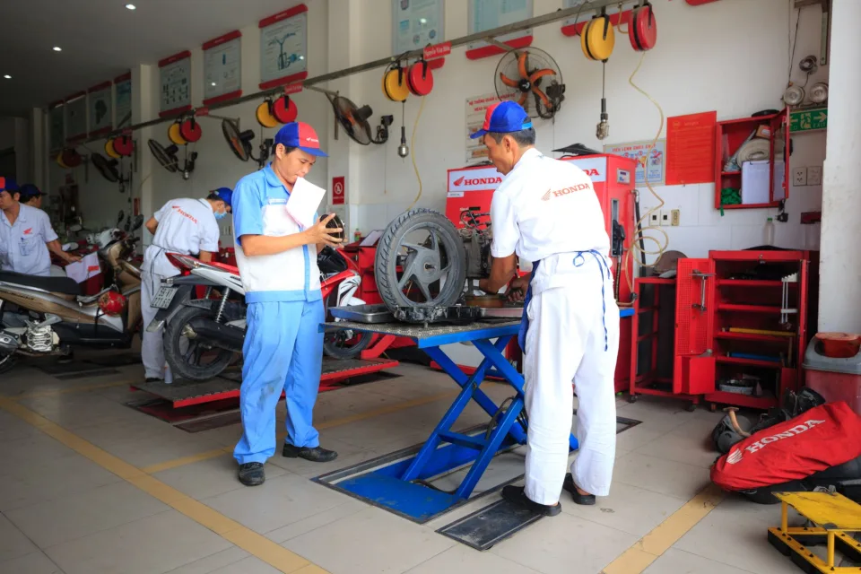 Xe đang được kiểm tra gầm