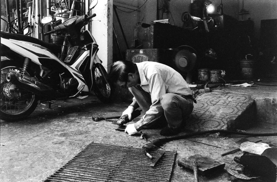Thợ chỉ từng chỗ cần sửa cho khách